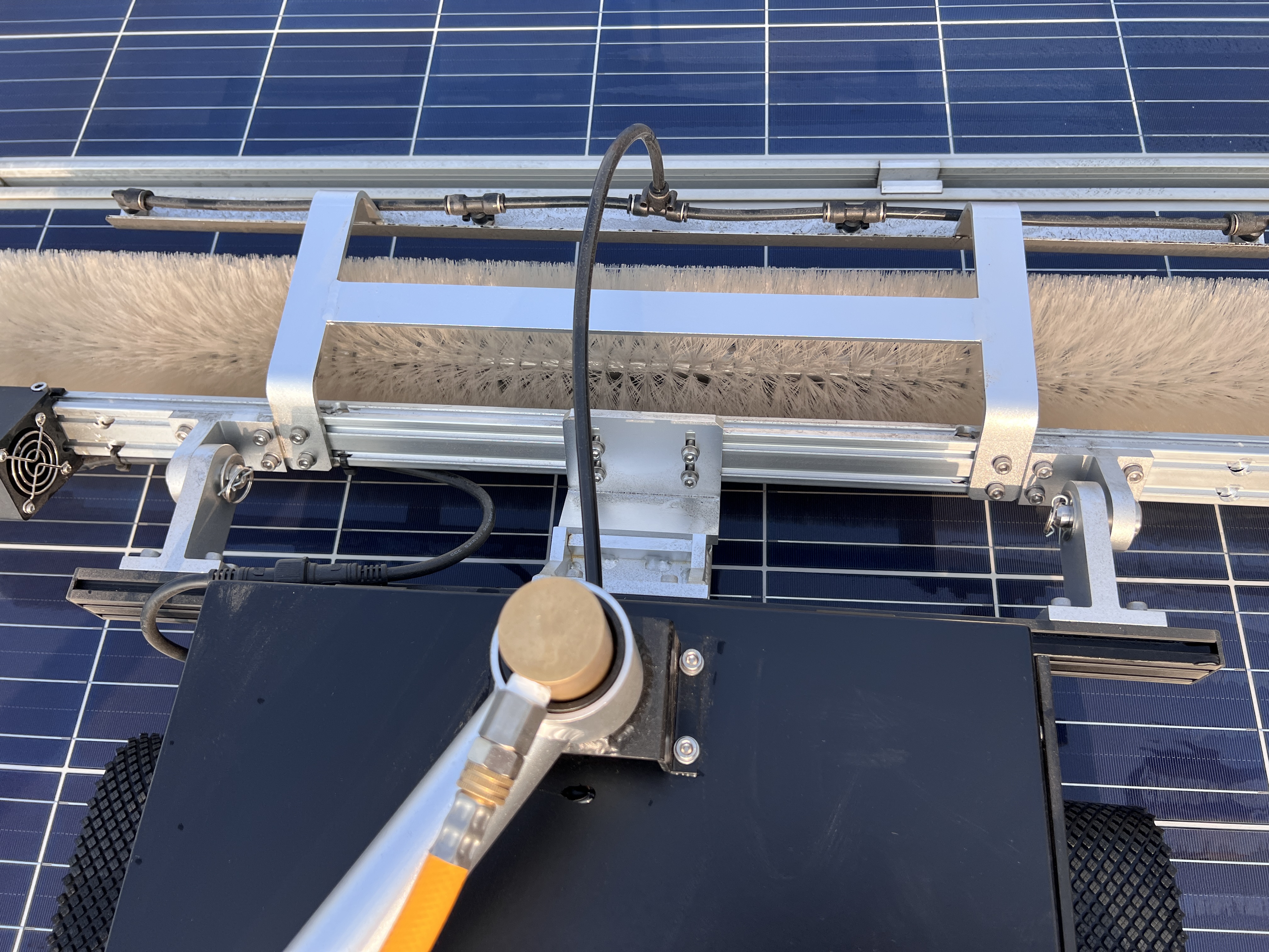 24 AC 26MH Lithium Power Supply Solar Panel Cleaning Robot with the Width of 1100 Brush