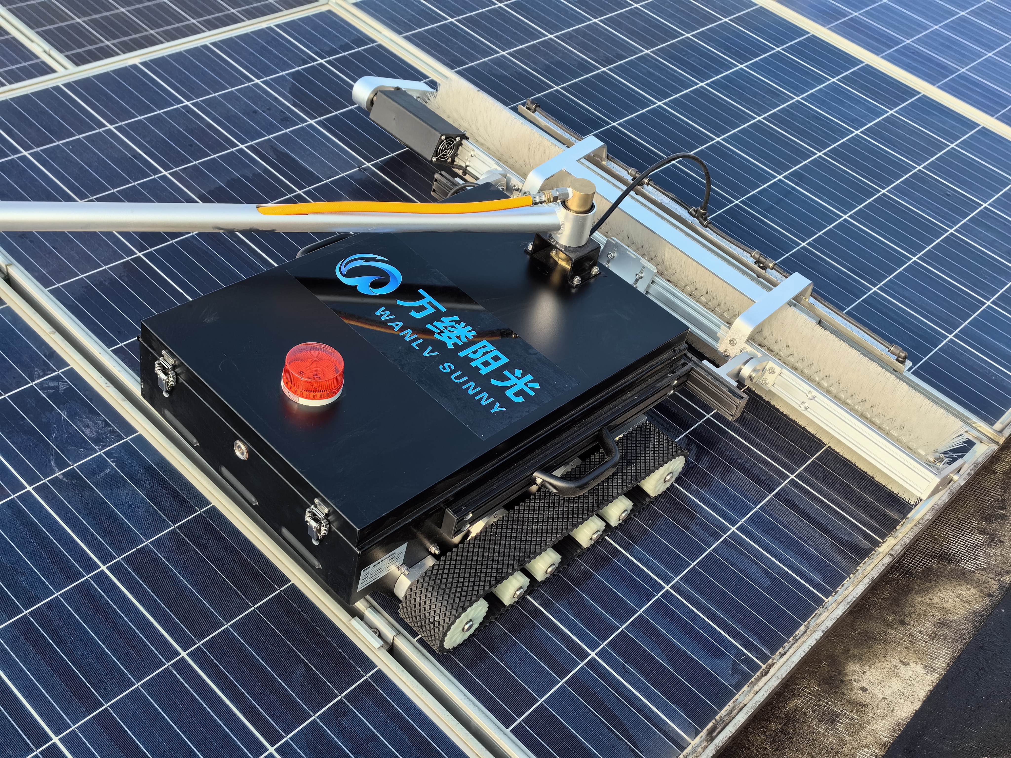 Caterpillar Rubber Tracker Solar Panels Cleaning Robot
