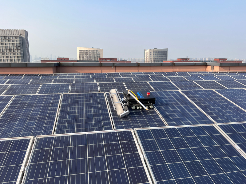 24 AC 26MH Lithium Power Supply Solar Panel Cleaning Robot with the Width of 1100 Brush