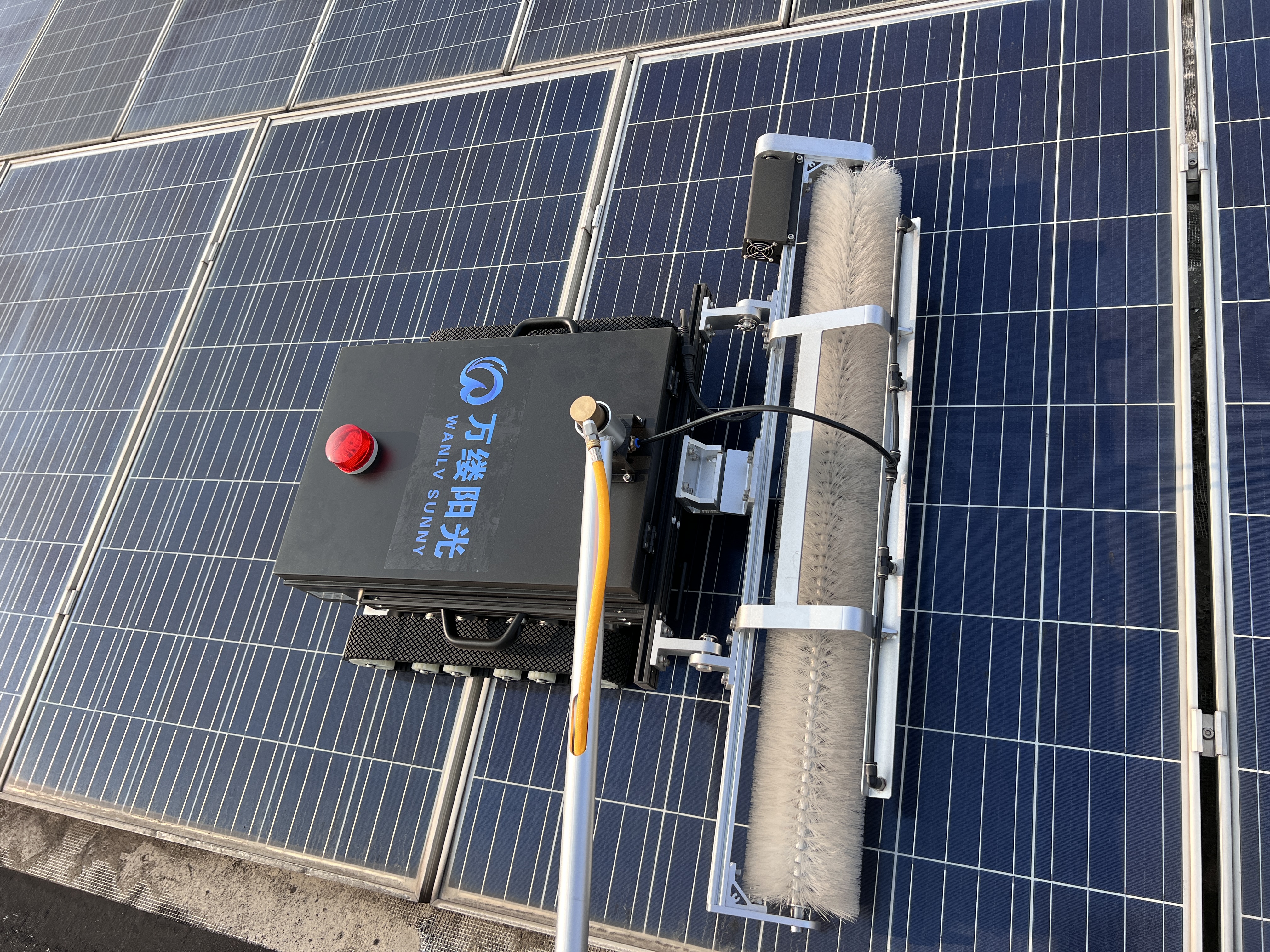 Caterpillar Rubber Tracker Solar Panels Cleaning Robot