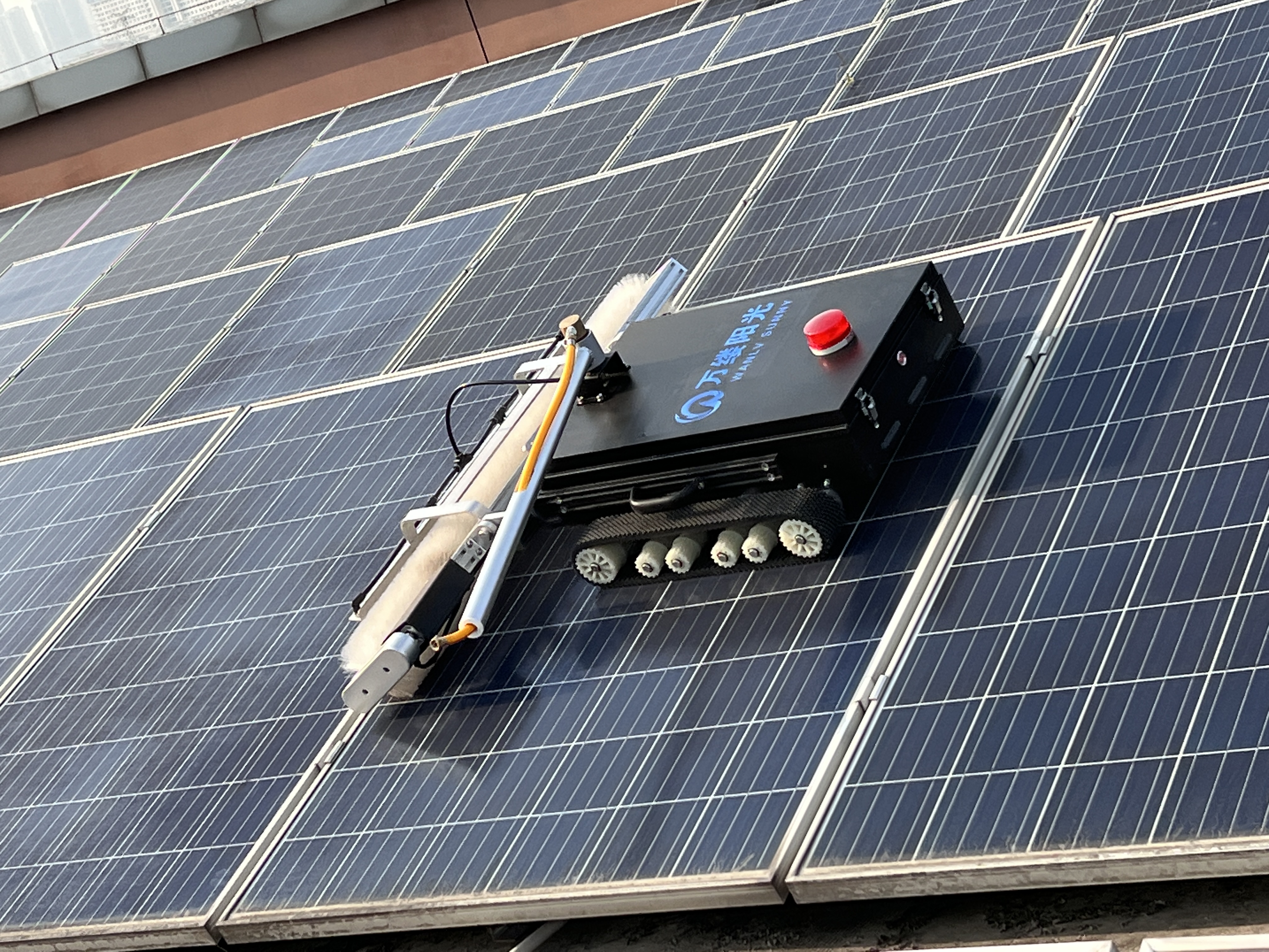 Caterpillar Rubber Tracker Solar Panels Cleaning Robot
