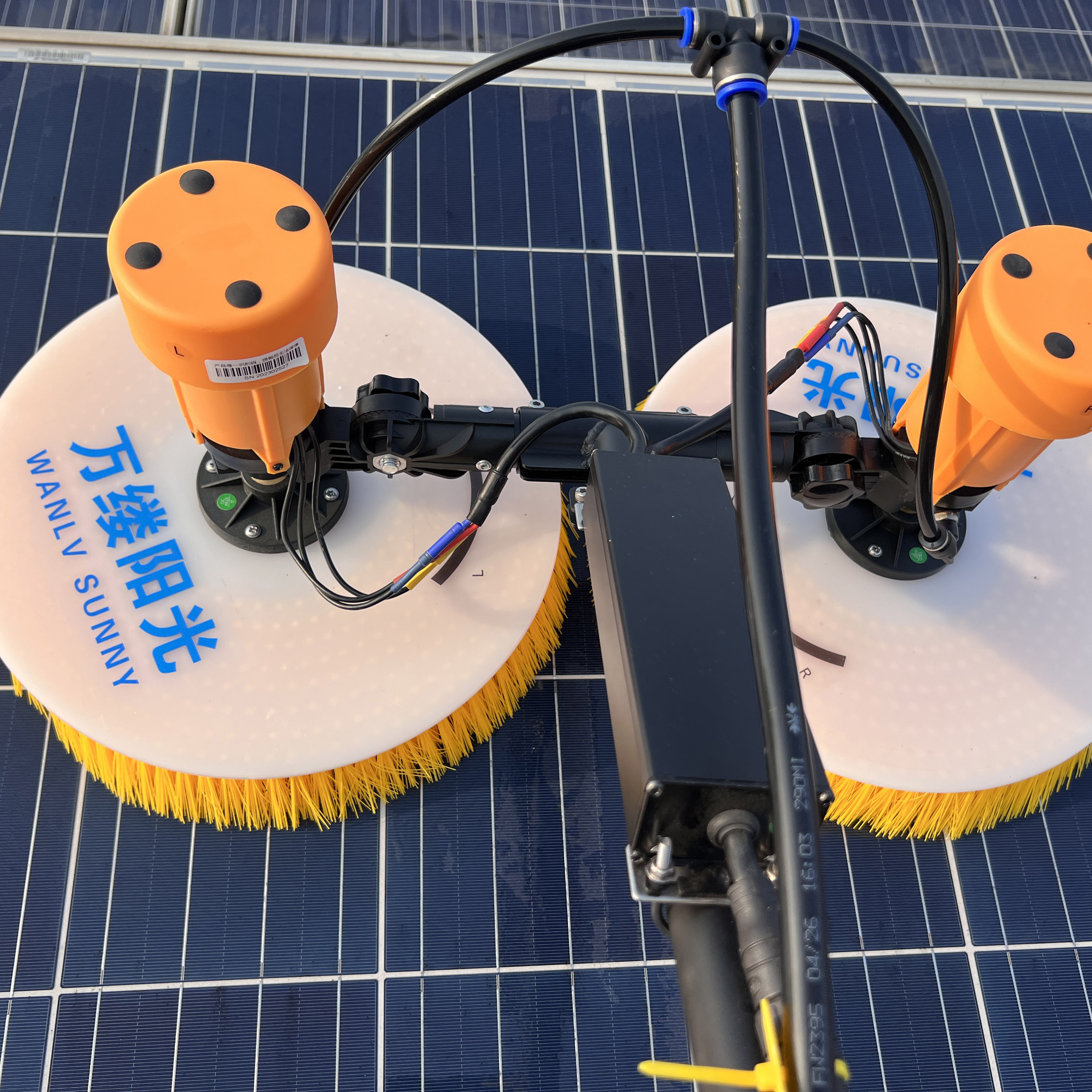 Economical and Portable Lithium Battery Dual-head Rotating Photovoltaic Panel Brush