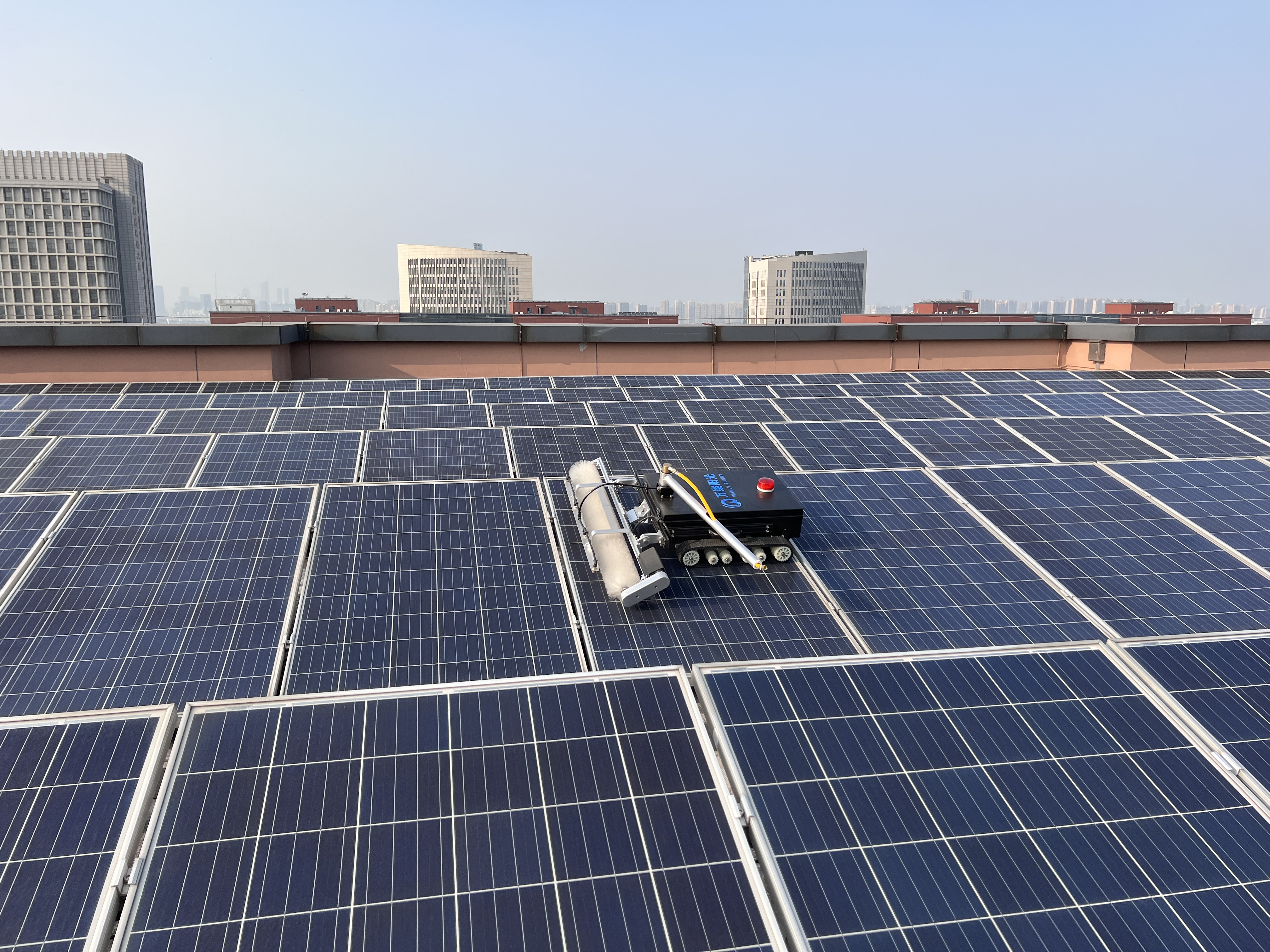 29kg Light weight photovoltaic cleaning robots for various application scenarios