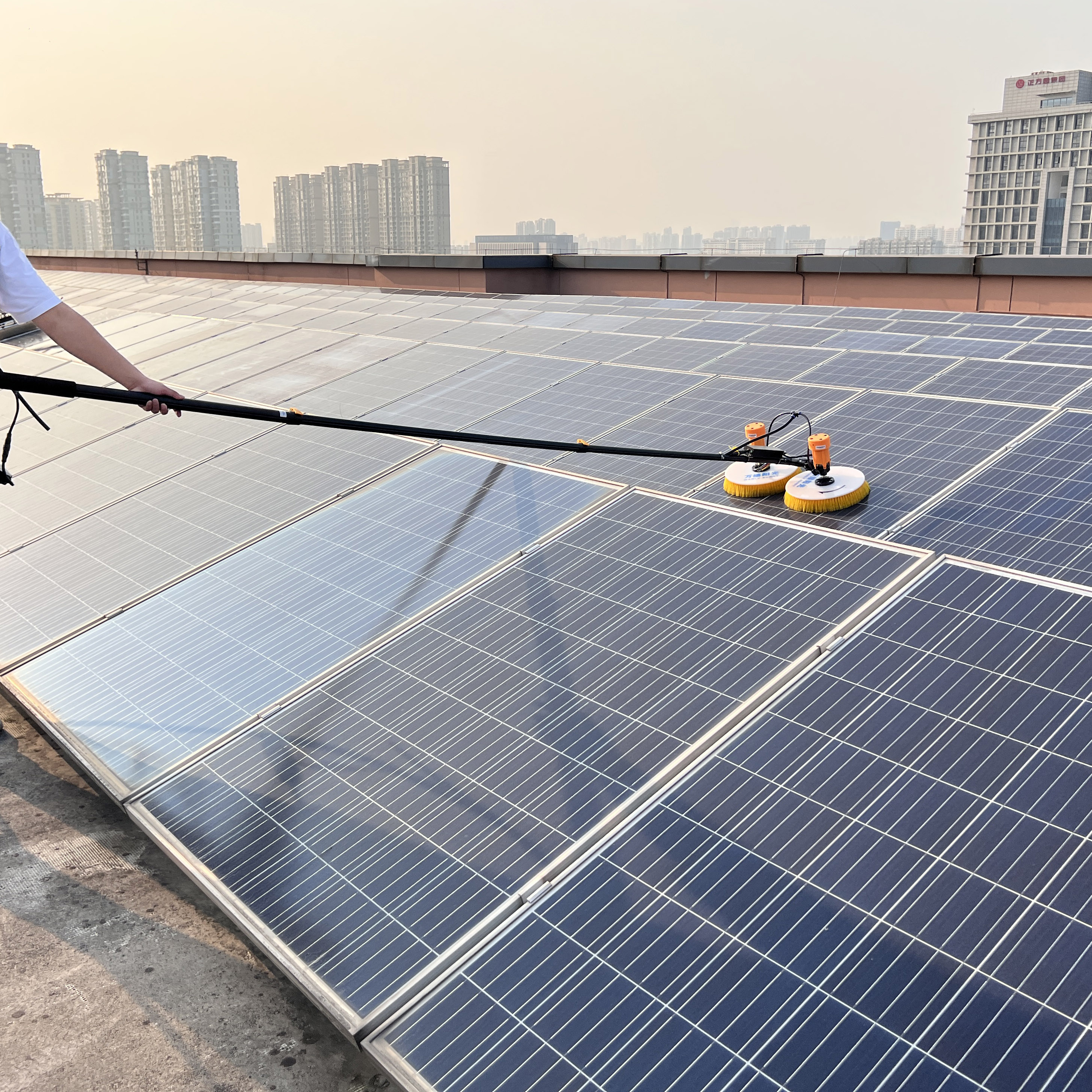 Economical and Portable Lithium Battery Dual-head Rotating Photovoltaic Panel Brush