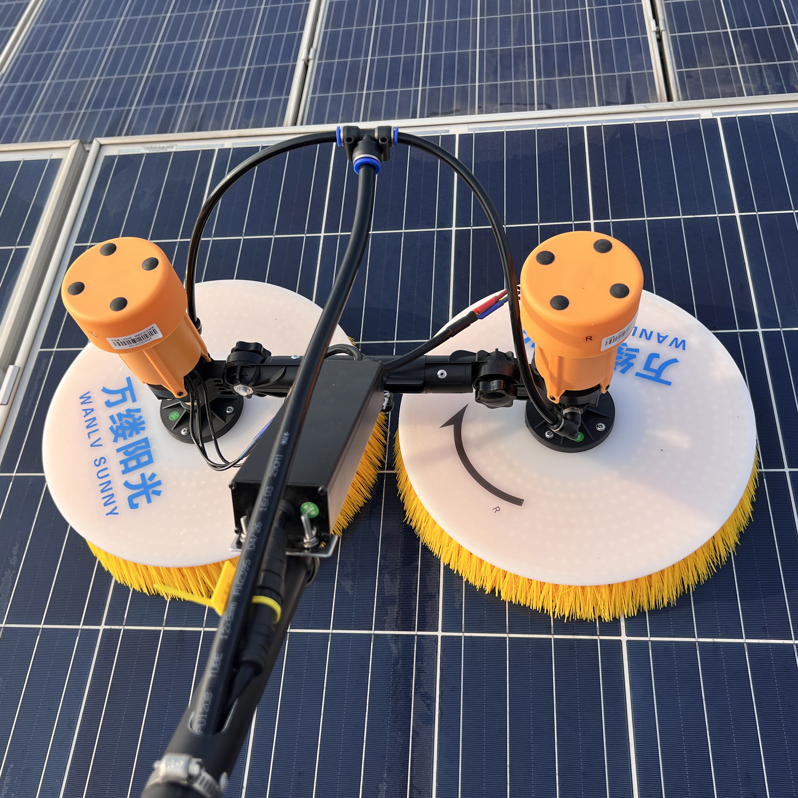 Economical and Portable Lithium Battery Dual-head Rotating Photovoltaic Panel Brush