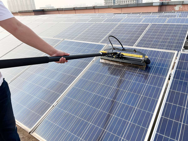 Rolling Cleaning Brush For Rooftop Cleaning Work