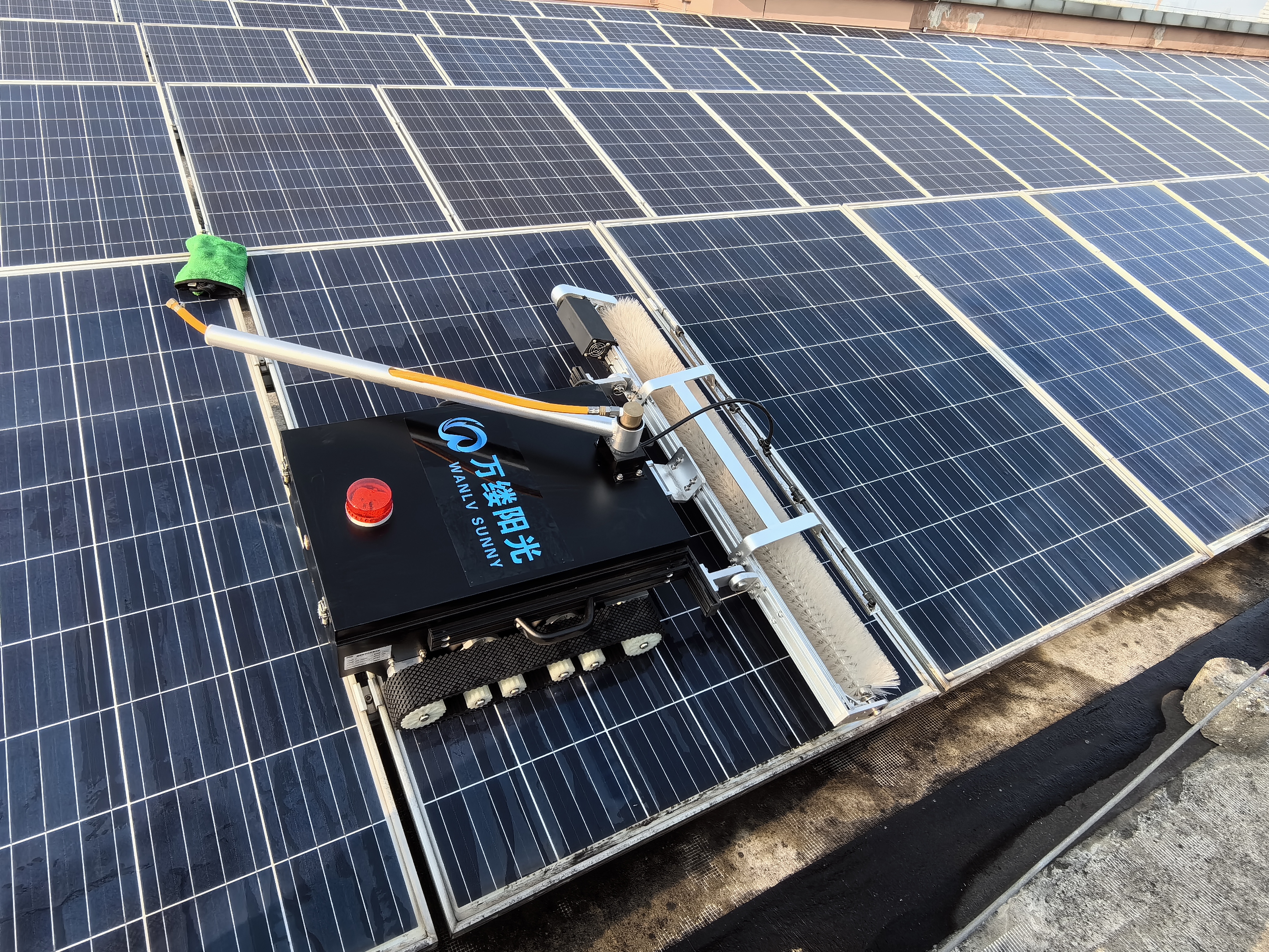 Easy To Operation Solar Panel Cleaning Robot with Cleaning Brush 
