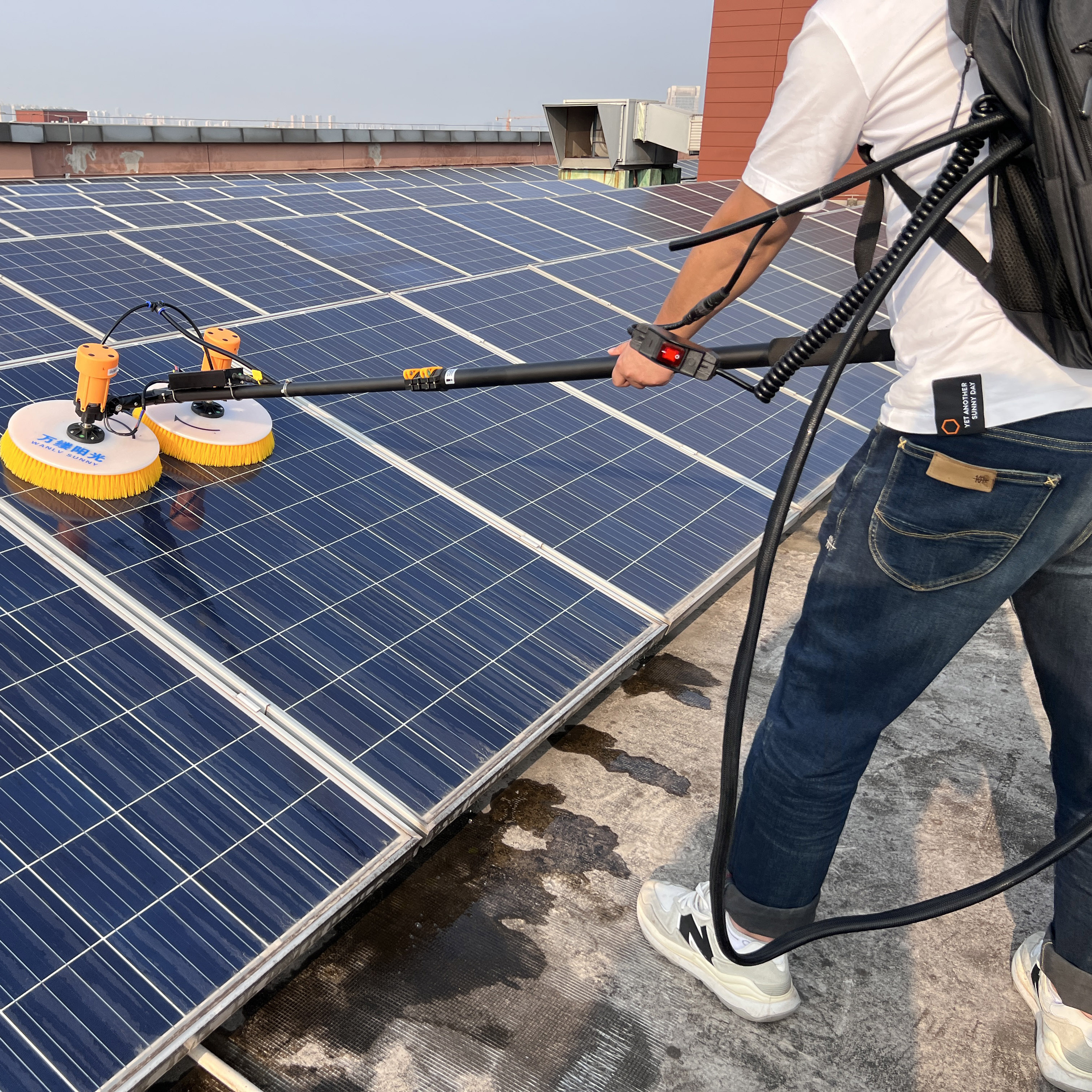 Economical and Portable Lithium Battery Dual-head Rotating Photovoltaic Panel Brush