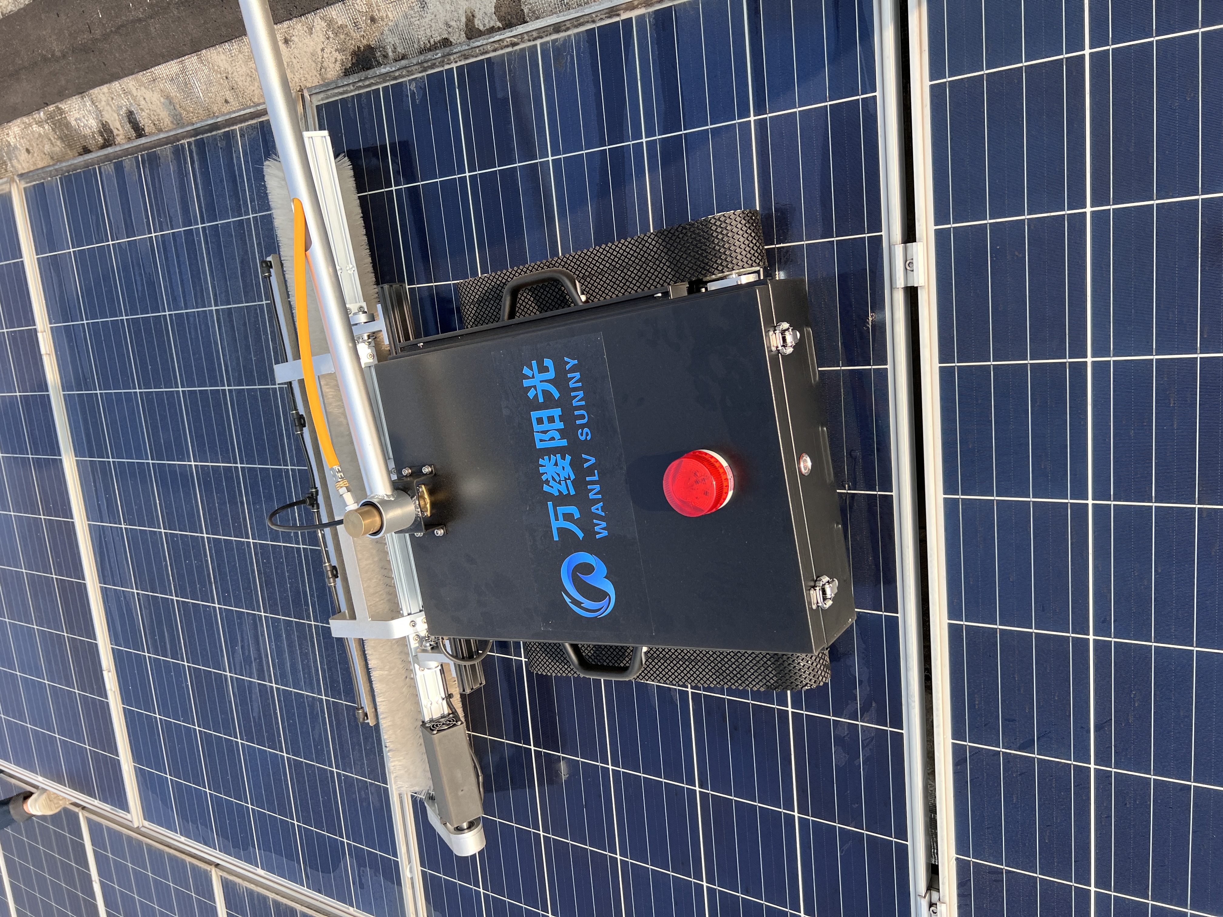29kg Light weight photovoltaic cleaning robots for various application scenarios