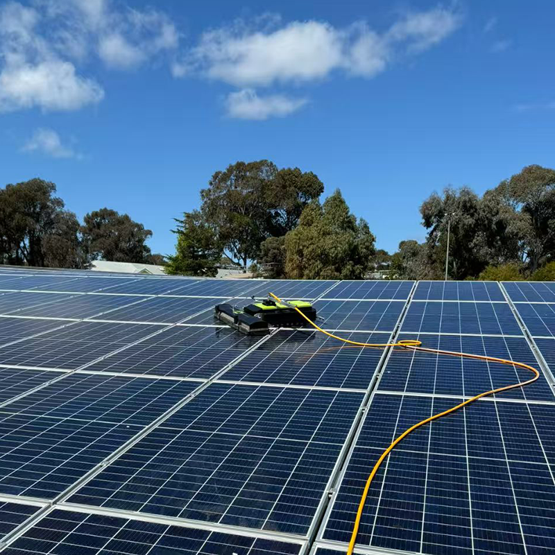 robot cleans solar panels