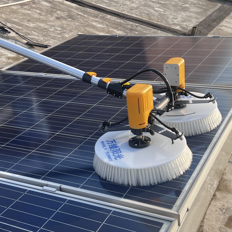 High-efficiency dual-head cleaning brush for solar panels